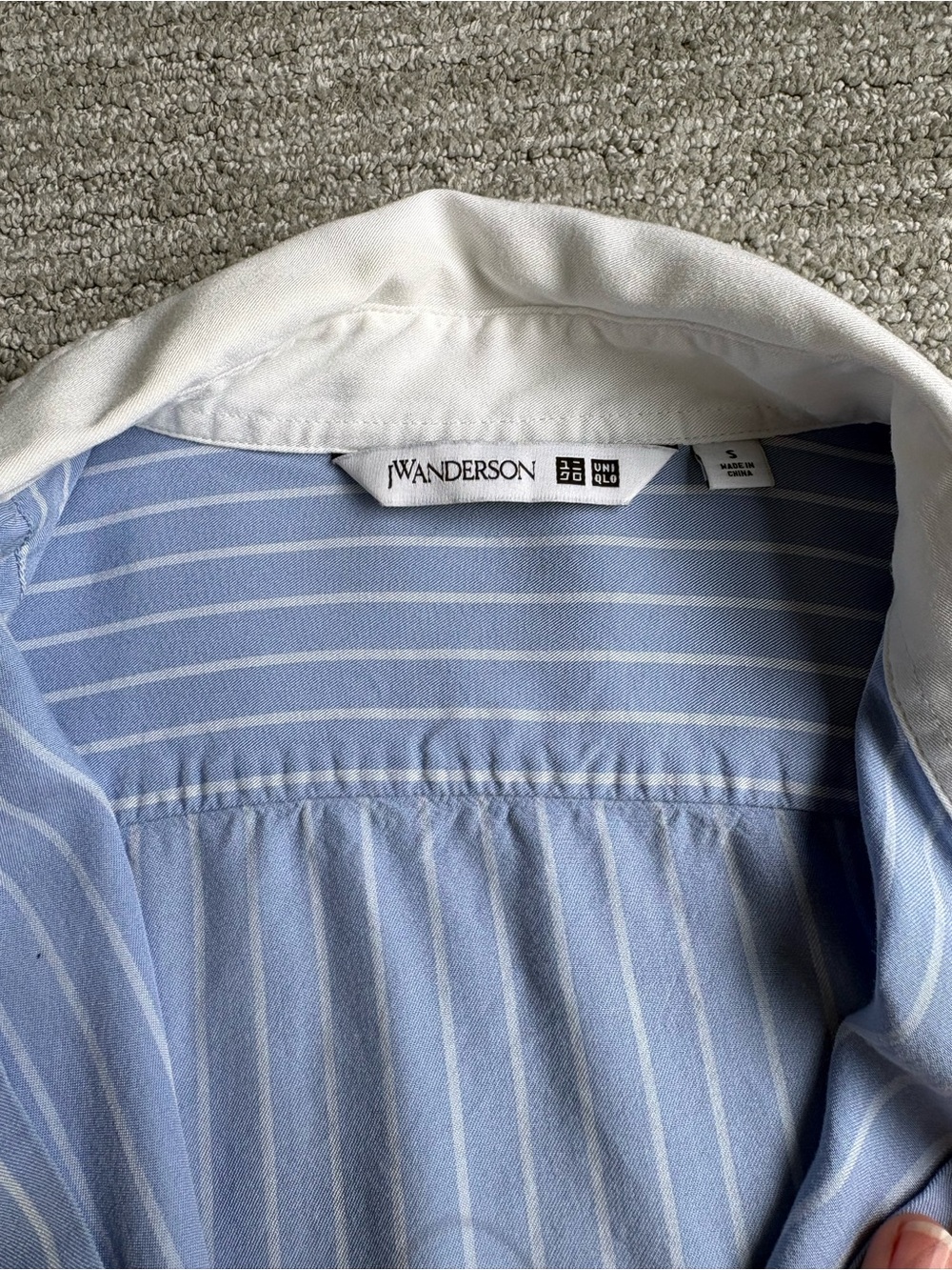 Uniqlo x JW ANDERSON Light Blue Pinstripe Shirt with White Contrast Collar - Picture 3 of 4